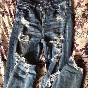 Distressed stretchy skinny jeans